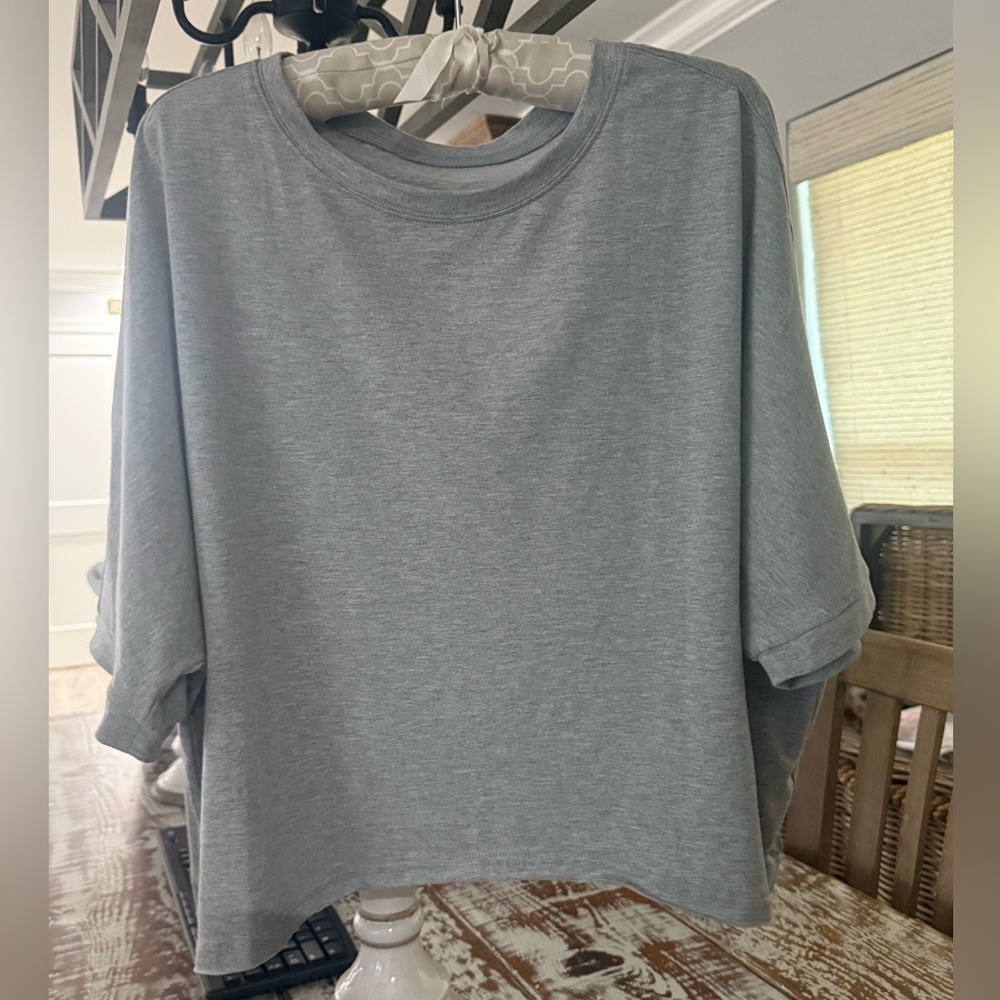Gray Athletic Cropped Short Sleeve Top Relaxed Fit Size M NWOT